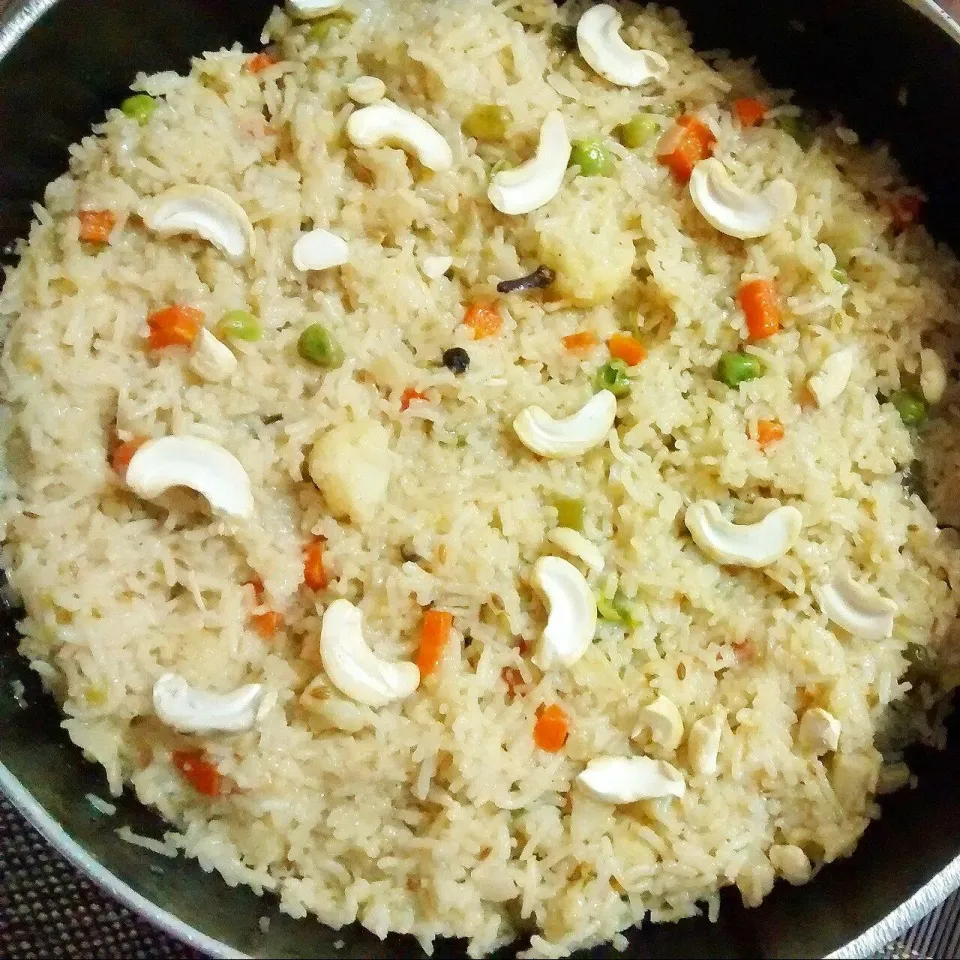 Рис с морковью, горошком и орехами кешью на сковороде