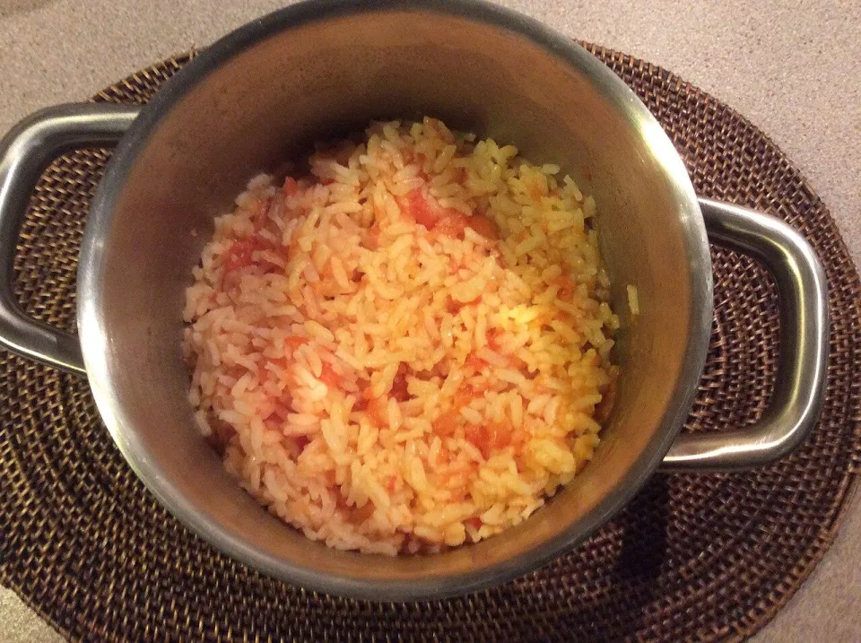 Рассыпчатый рис с томатами в кастрюле