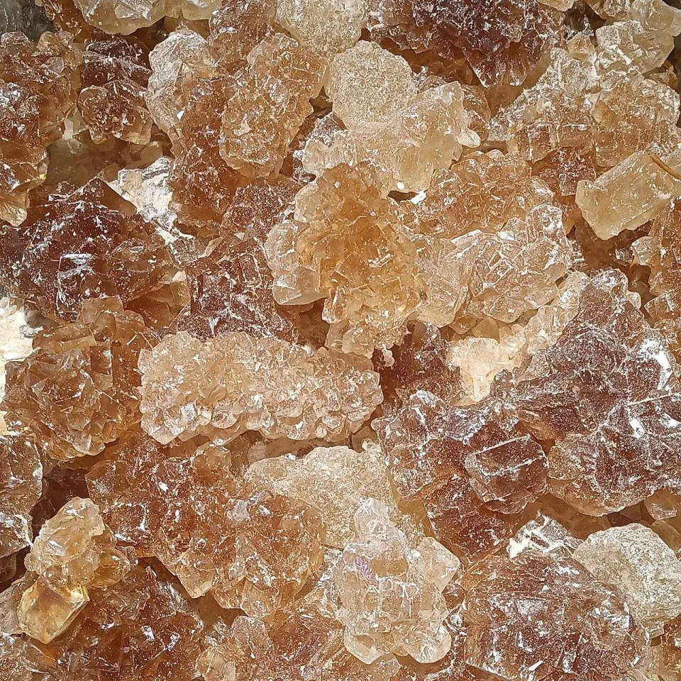 Янтарные сахарные кристаллы рок-кэнди крупным планом