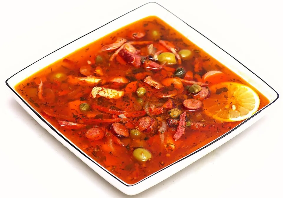 Мясная солянка с колбасой, оливками, каперсами и долькой лимона