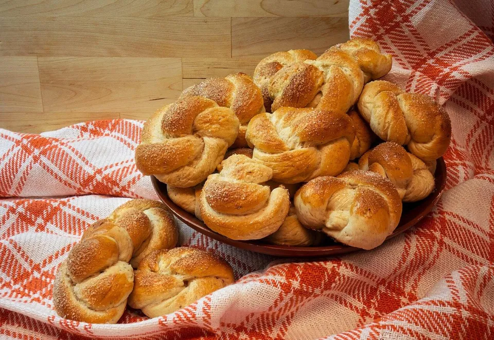Шведские булочки-узелки с кардамоном и сахаром на блюде