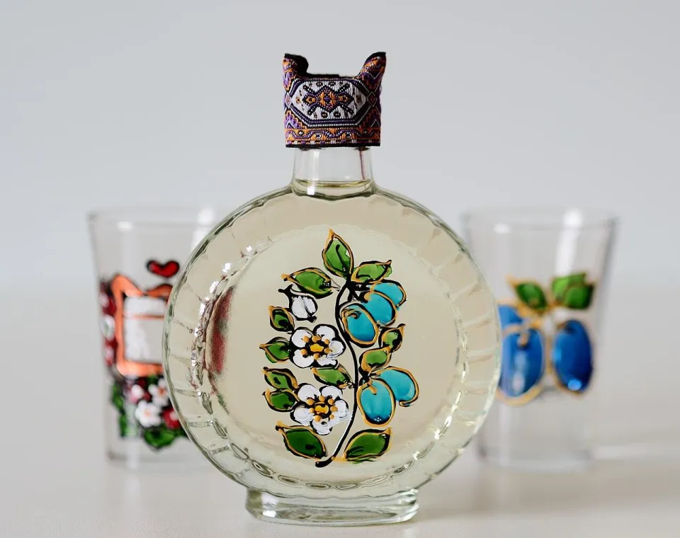 Прозрачная бутылка со сливовым шнапсом и расписными рюмками