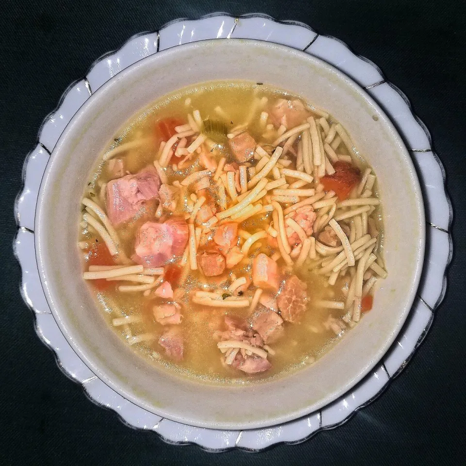 Миска супа с индейкой, вермишелью и морковью