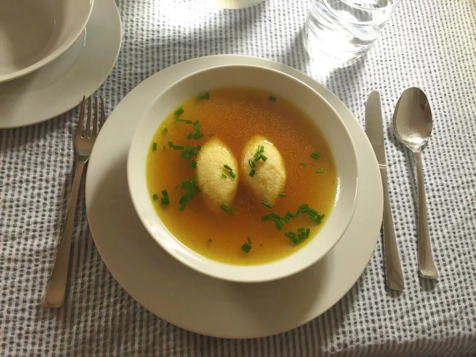 Бульон с двумя манными клёцками и зелёным луком