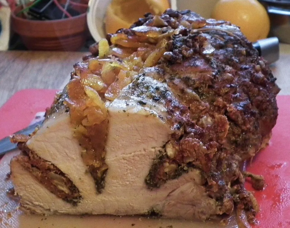 Запечённая свиная корейка с курагой и луком в разрезе