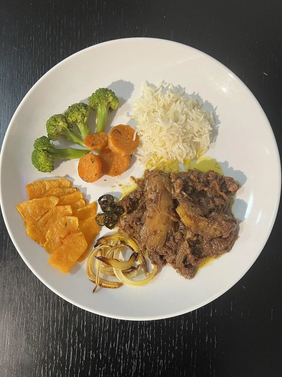 Тарелка с рисом, овощами, тыквой и мясным блюдом