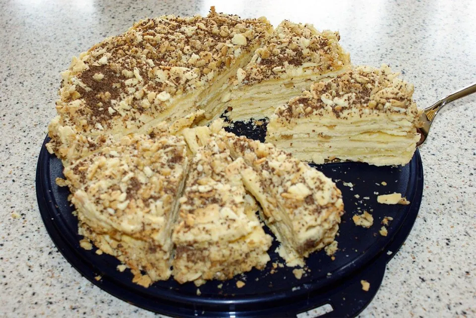 Разрезанный торт Наполеон с заварным кремом и крошкой