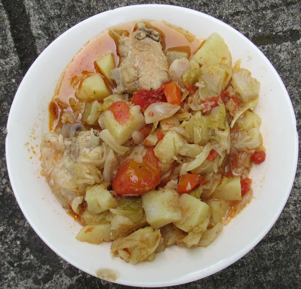 Тушёная курица с капустой, картофелем, морковью и помидорами в белой миске