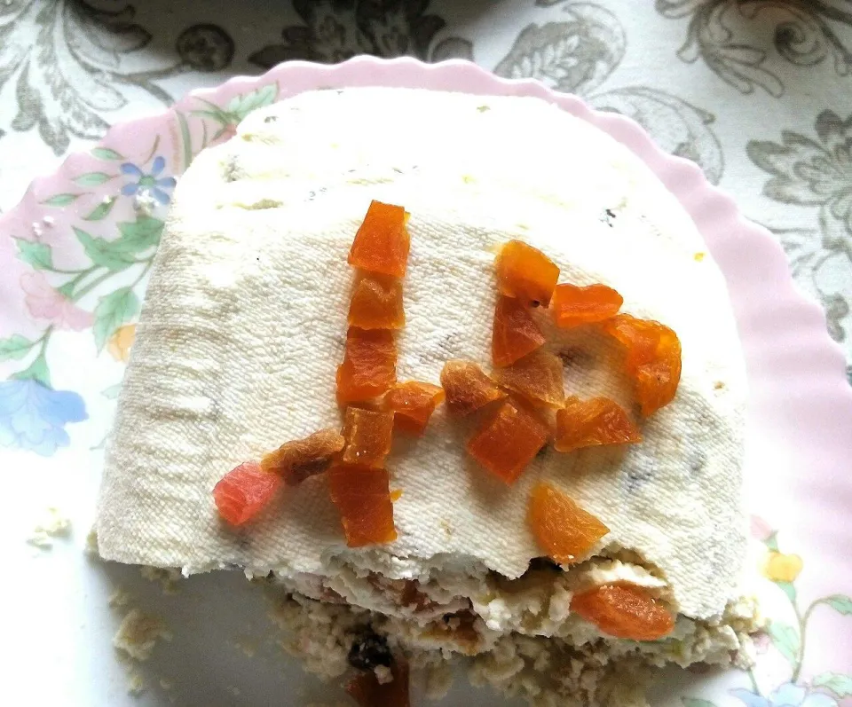 Творожная пасха с кубиками кураги на розовой тарелке
