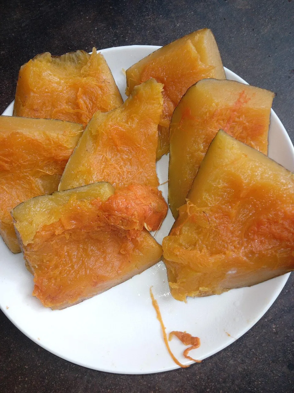 Кусочки приготовленной тыквы на белой тарелке