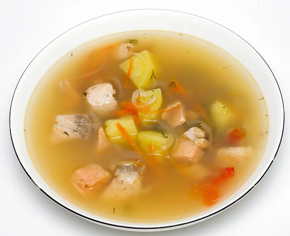Прозрачная уха из красной рыбы с картофелем, морковью и укропом