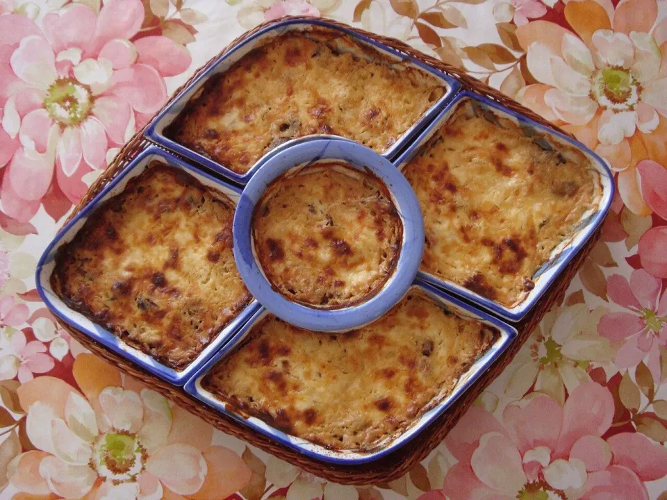 Запечённая курица с грибами и сырной корочкой в порционных формах