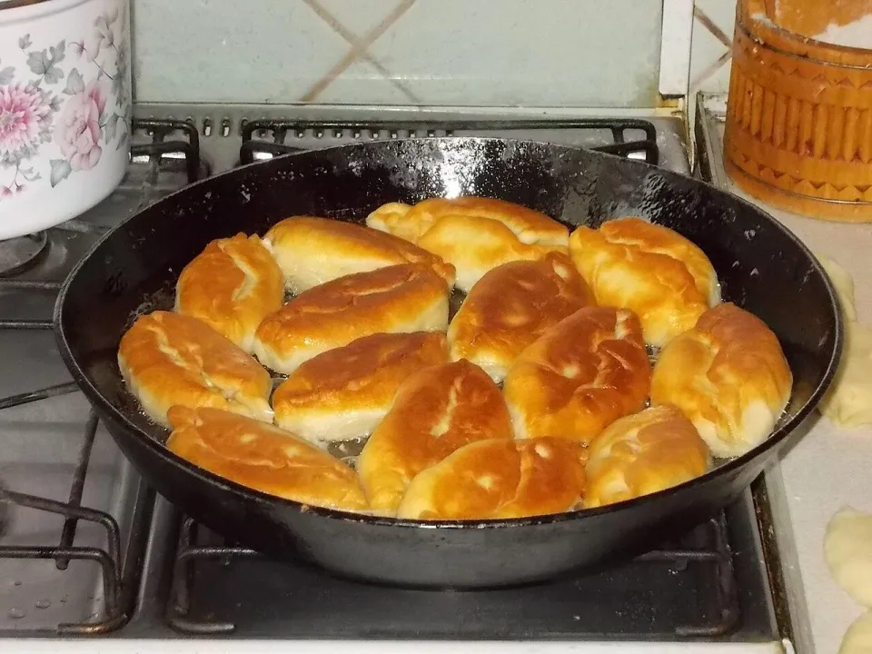Жареные пирожки на чугунной сковороде