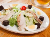 Салат «Цезарь» с курицей и гренками