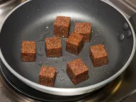 Обжариваем гренки