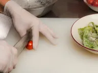 Режем томаты черри пополам