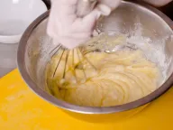 Замешиваем тесто для блинов