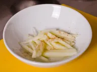 Смешиваем нарезанные яблоки с корицей
