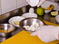 Смешиваем изюм с творогом и ванильным сахаром